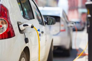 Auto wird an Wallbox aufgeladen